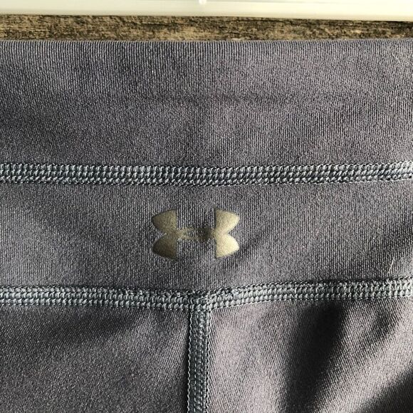 under Armour size Med Grey capri activewear leggings - Picture 5 of 5
